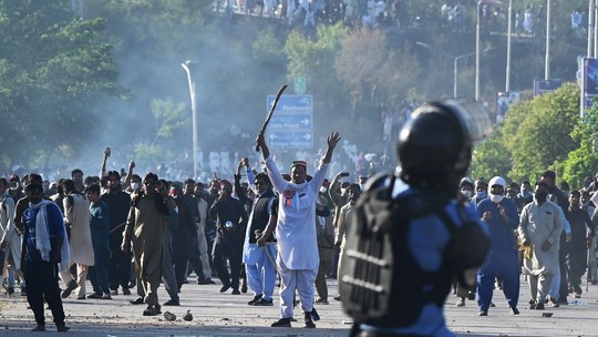 PTI members and supporters of former prime minister Imran Khan clash with police outside the police headquarters where Khan was kept in custody, in Islamabad on May 10, 2023. Credit: Farooq Naeem / AFP